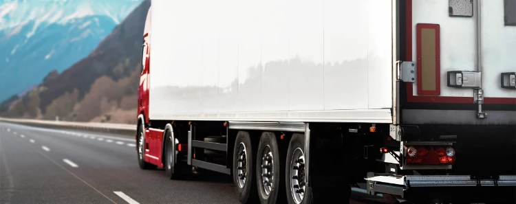 LKW in Weiß fährt in den Bergen nach Schulung für Berufskraftfahrer Modul 4 Schadenprävention