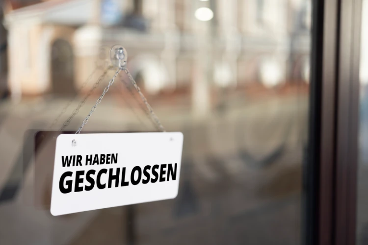 Geschlossen Schild bei Prüfstelle Ingeniewurbüro von Eberstein in Dahlenburg