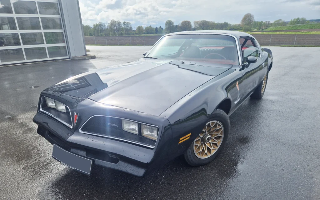 Amerikanische Auto der Marke Pontiac in schwarz beim Vollgutachten beim Ingenieurbüro von Eberstein in Dahlenburg