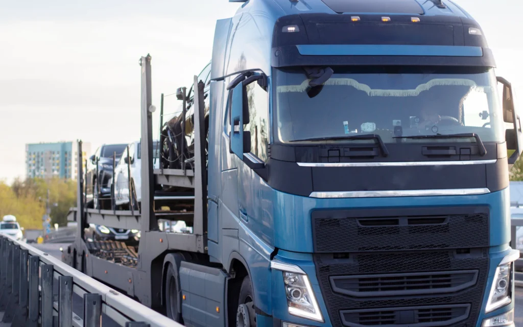 LKW mit Autos auf dem Anhänger parkt an der Straße nach Sicherheitsprüfung