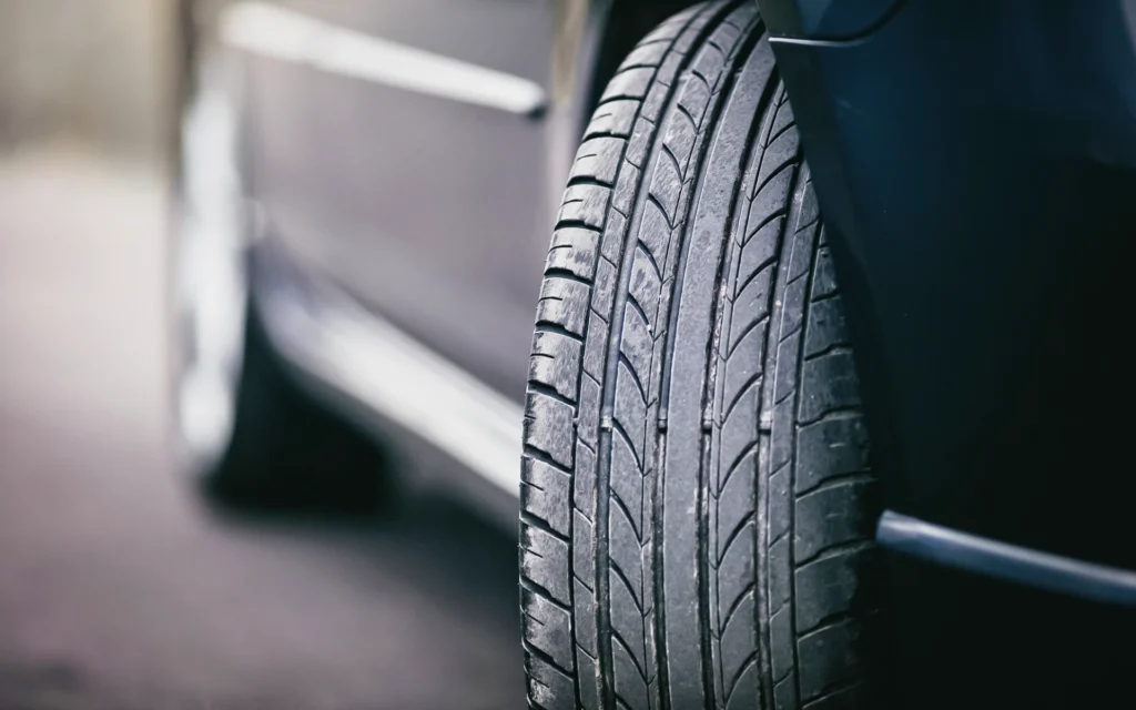 Sommerreifen auf eine Pkw im Straßenverkehr