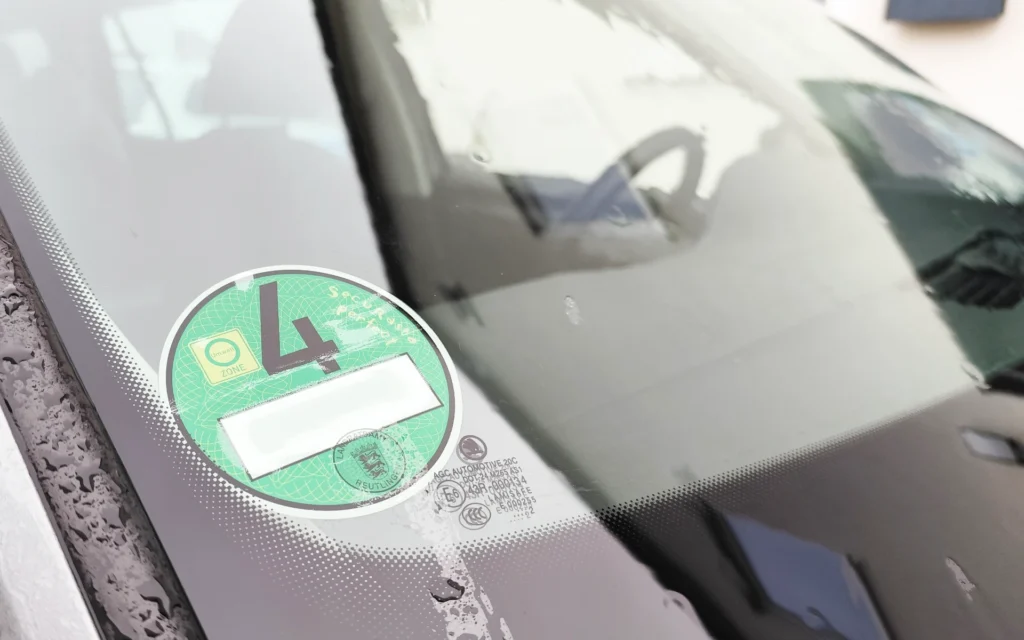 Grüne Umweltplakette in der Windschutzscheibe eines Fahrzeugs