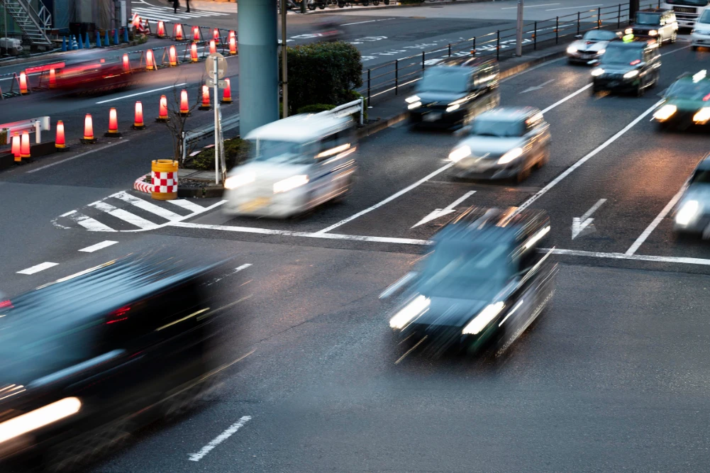 Verkehr auf der Straße mit Fahrzeugen