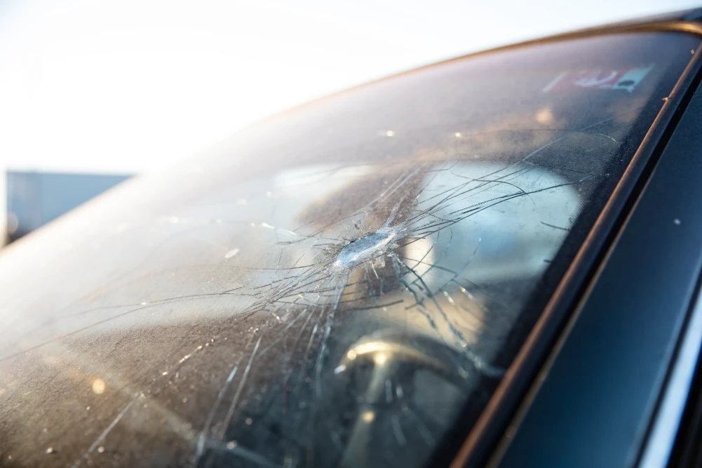 Großer Steinschlag in Windschutzscheibe beim Auto